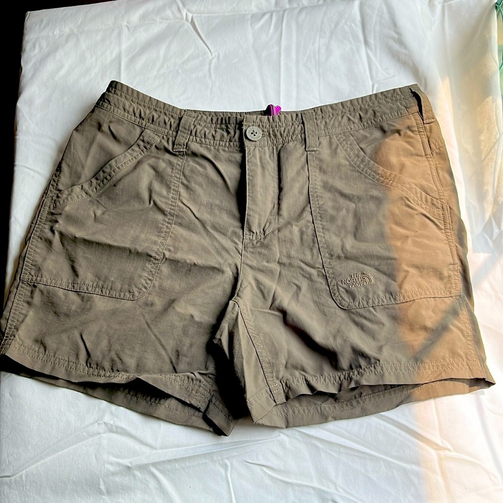 Woman’s The North Face khaki trail shorts. Size 10